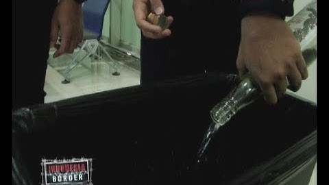 Petugas Musnahkan Minuman Beralkohol Penumpang Part 01 - Indonesia Border 17/07