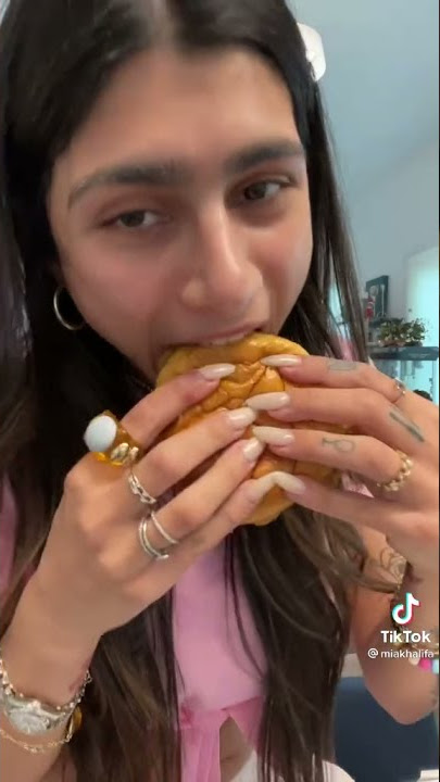 OMG THE SEXY MIA KHALIFA EATING FAST FOOD AT TIKTOK |