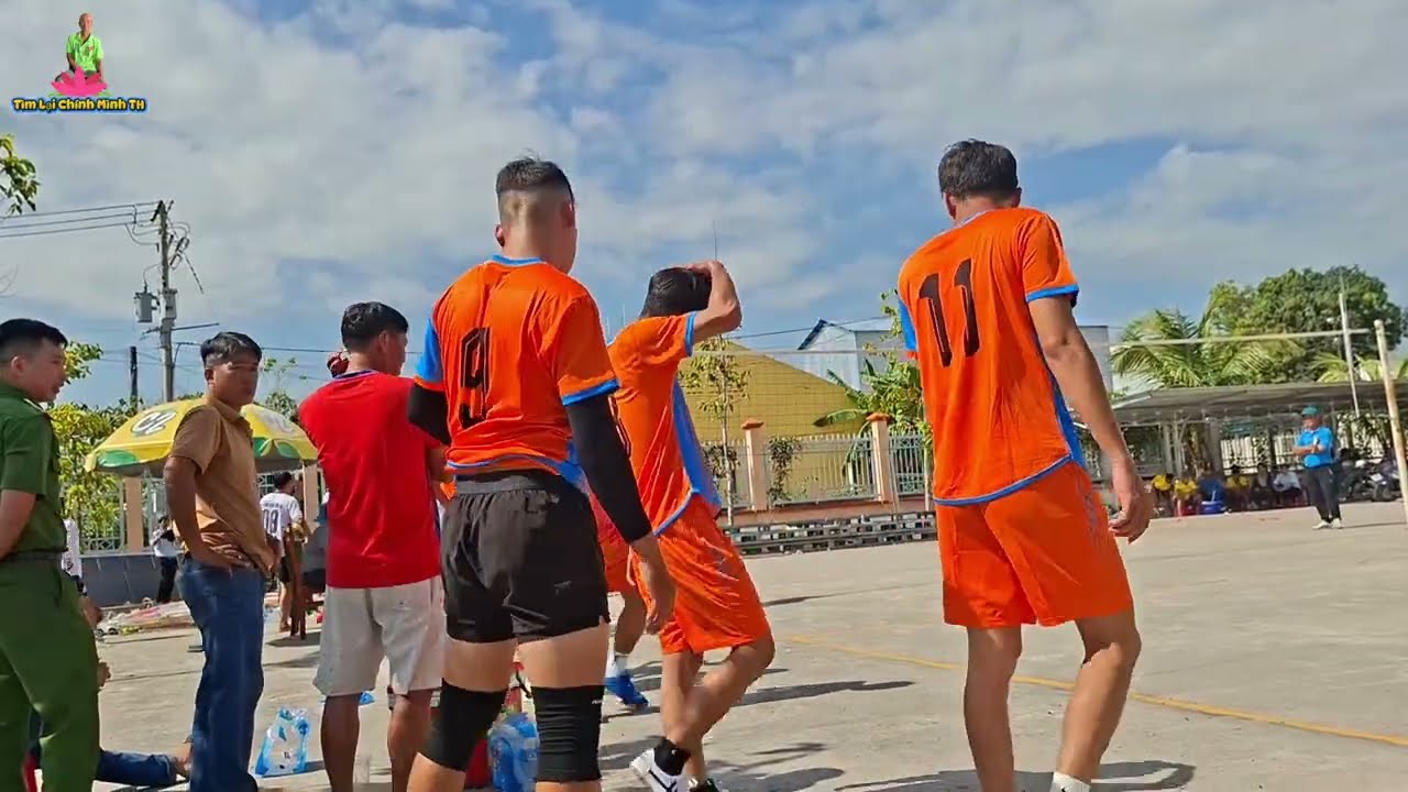 các em đang chạy dực giã đánh banh mừng đãng mừng xuân