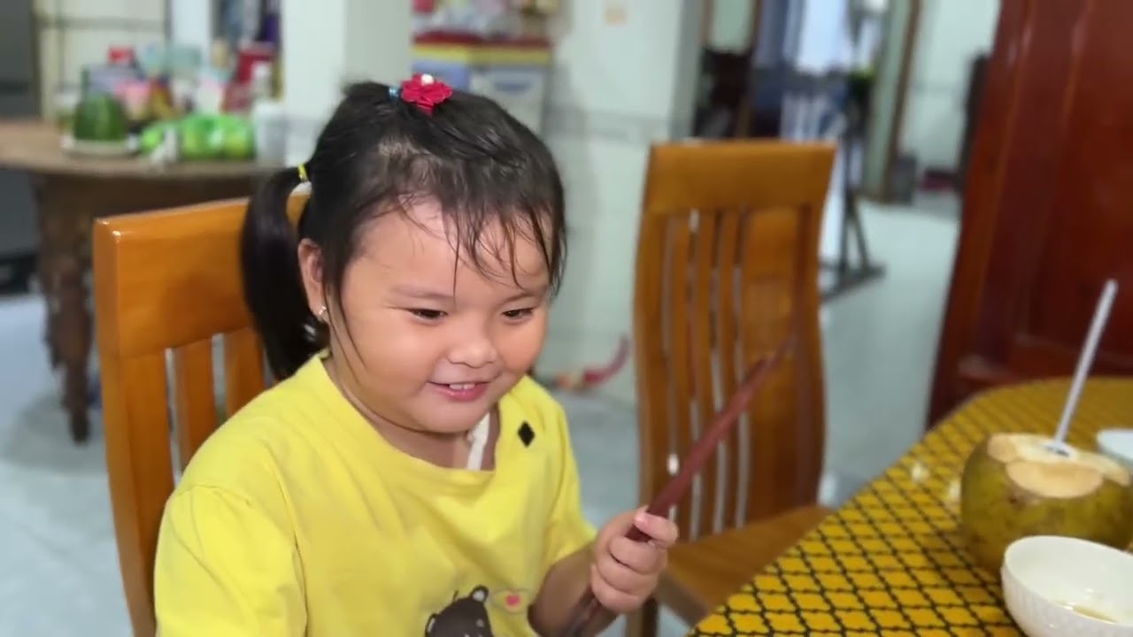 Ông cụ non 5 tuổi xem clip thấy Trà Sữa đi phẫu thuật liền gọi điện hỏi thăm