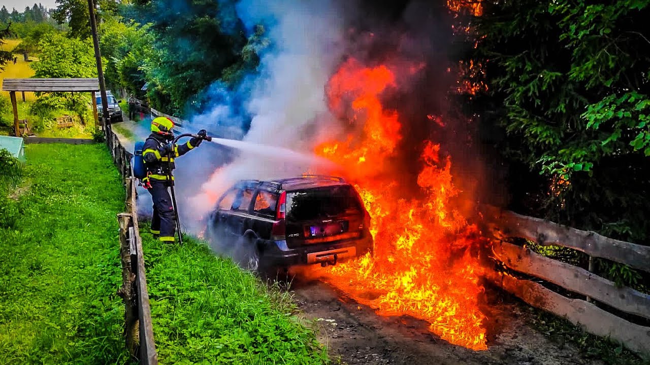 22.7.2022 Plameny se v Návsí z osobního automobilu šířily i na plot a stromy | HZS MSK