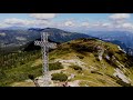 M maggio con i trinceramenti lungo la dorsale del monte meravigliose le montagne attorno