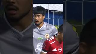 Lemparan Jauh Pratama Arhan berhasil ditinju kiper Thailand