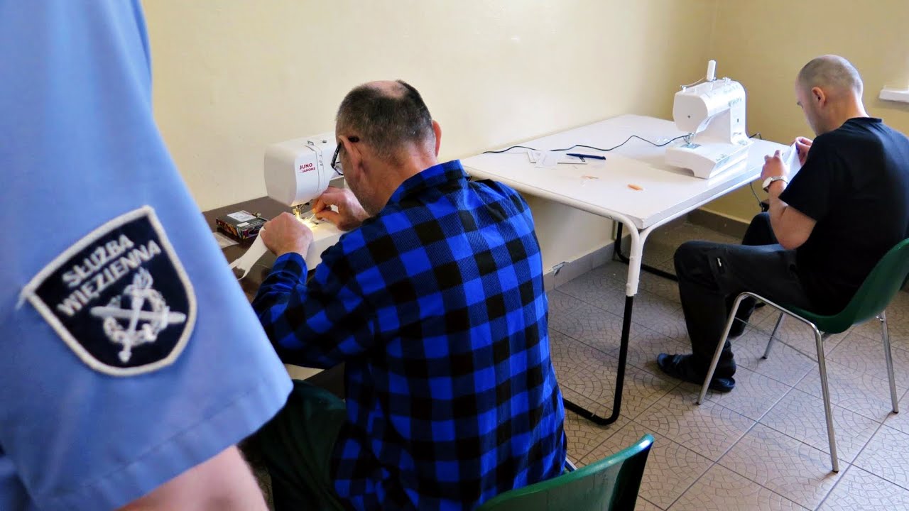 Za murami dębickiego Zakładu Karnego też szyją maseczki