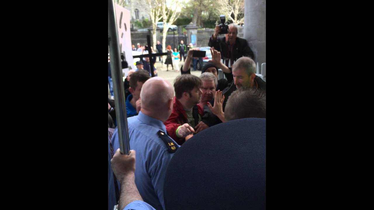 Scuffles between garda&iacute; and protesters at Limerick Circuit Court