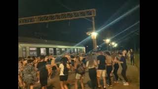 VIDEO Sătui să mai aștepte trenul de Sibiu care s-a stricat, zeci de tineri au dansat pe peronul gării 1 video