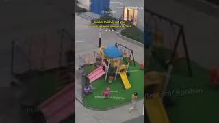 Gió Lớn Thổi Bay Cả 1 Khu Vui Chơi Trẻ Em Ở Chung Cư Hà Nội