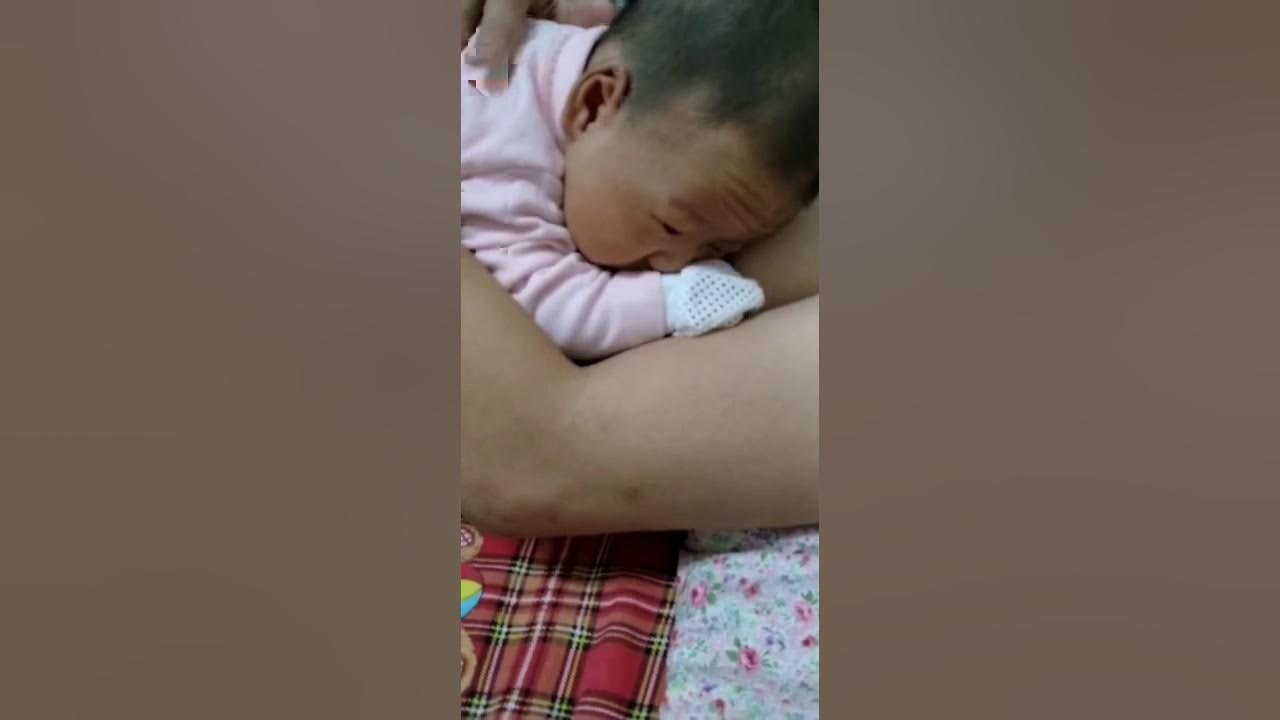 baby suck his dad nipple 宝宝吸爸爸奶头