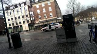 Politiet Pågriper Mann På Torget I Trondheim Etter Knivstikking. Politiet Pågriper Mann På Torget I Trondheim Etter Knivstikking.