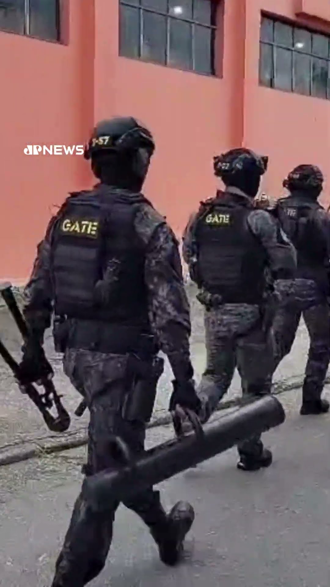 Bandidos fazem reféns em assalto a banco na Grande São Paulo #Shorts
