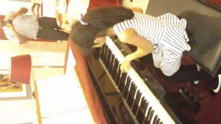 Setayesh playing piano Resimi