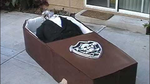 The Vampire Coffin (Halloween Prop and Scares)