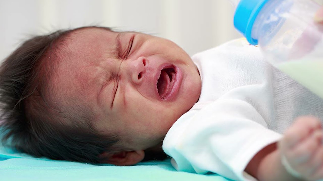 ребенок плачет и отказывается от смеси. ребенок кушает из бутылочки. малыш ест. отказ от еды у ребенка. ребенок отказывается от еды.