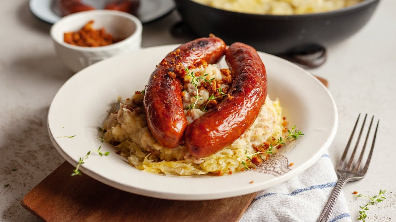 Matevž s kranjsko klobaso in kislim zeljem