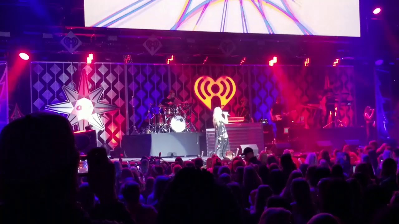 Sabrina Carpenter - Thumbs - Q102 JingleBall 2017 Philadelphia 12/6/17