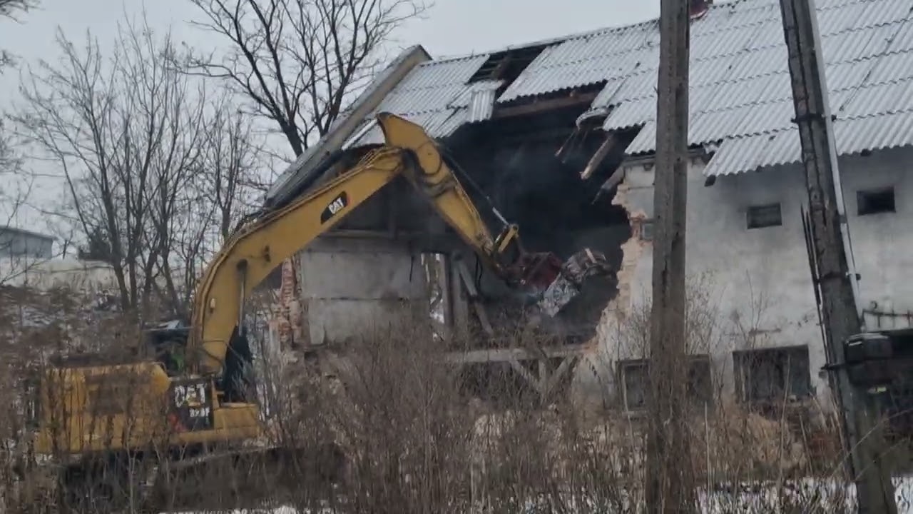 2️⃣ Wyburzenie krok po kroku (2/8) – Ściany zaczynają lecieć