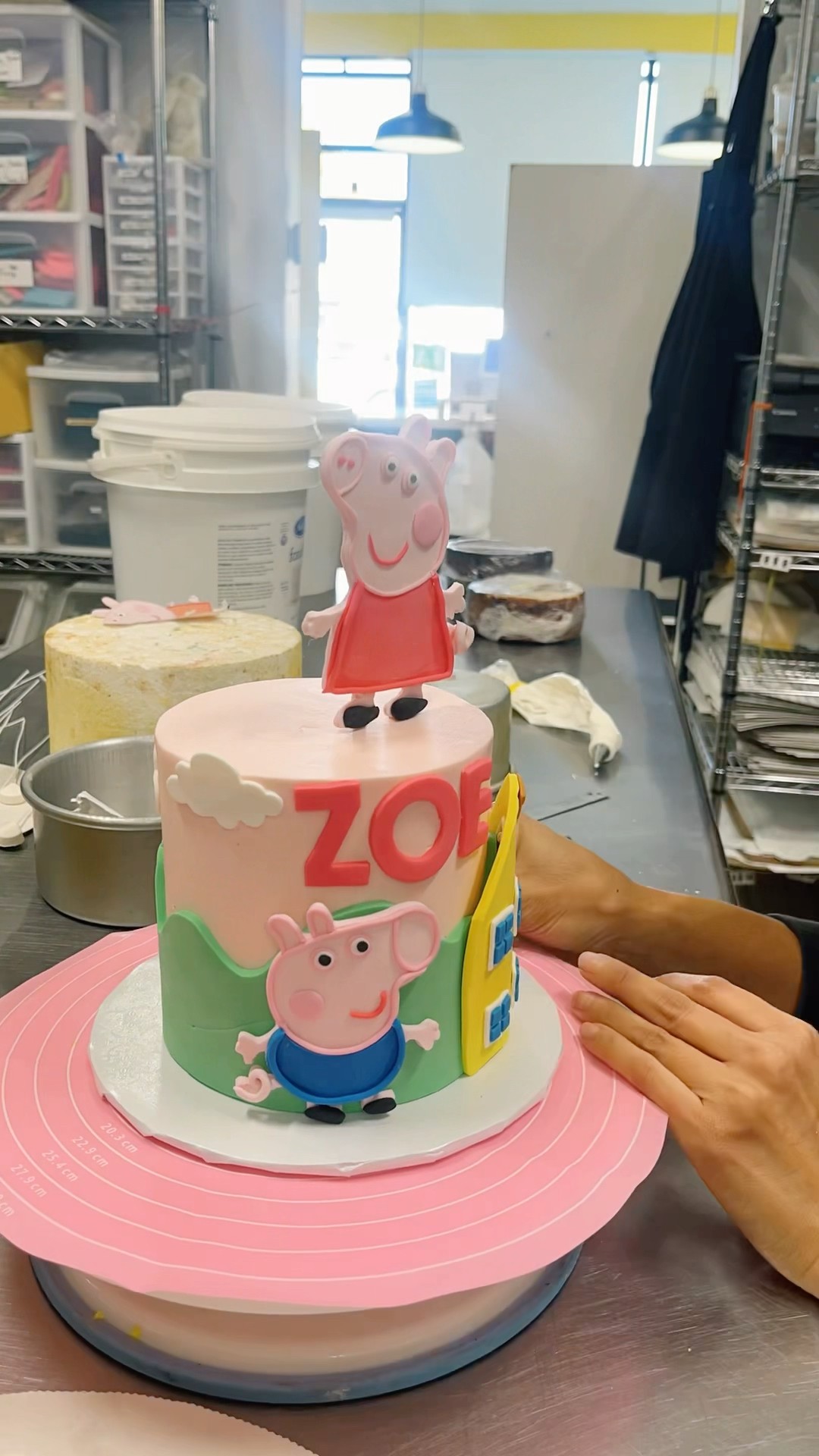 MAKING A PEPPA PIG CAKE #howto #cake #cakedesign #learn #cakedecorating #piggycake #art #artist