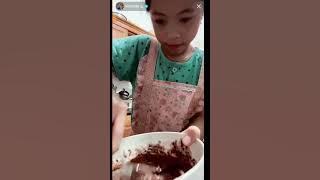Chi Bong lagi bikin cake bareng me vi#vidat