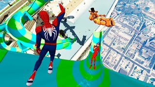 Todos lo Superhéroes caen a esta piscina sobre tobogán de acuático con Spiderman
