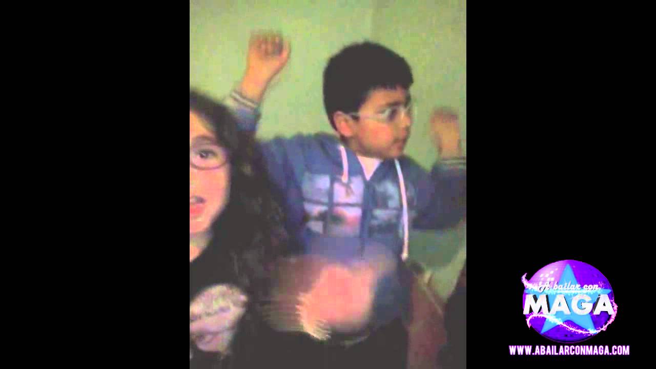 Fans cantan y bailan la canción 