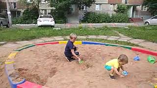 Дети играют во дворе. Лето 2017