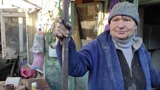 Попадание украинского снаряда и пожар в доме донецкого поселка Северный, разговор с хозяевами