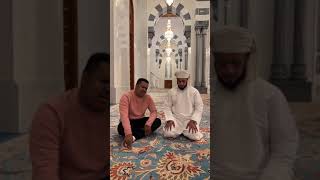 الشيخ يحيى بيهقي من تنزانيا لزيارته للشيخ طالب القنوبي بجامع السلطان قابوس الأكبر - الجزء الثاني