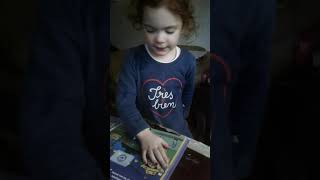 Colando Figurinhas Da Galinha Pintadinha