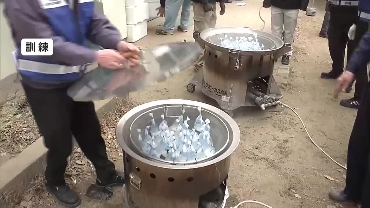 In preparation for disasters, Oita conducts cooking drills using