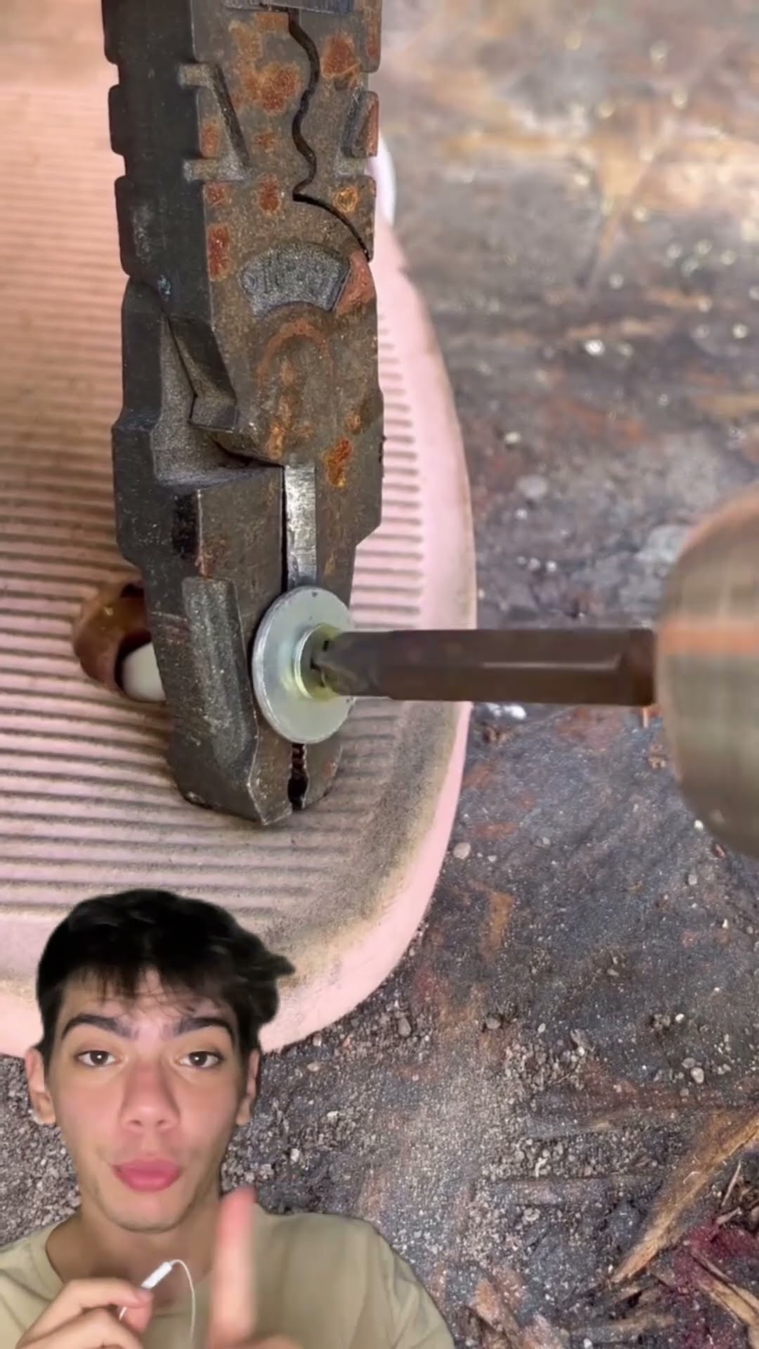 Se o chinelo estragar, parafuso + arruela salvam ele! Vida útil renovada! ??