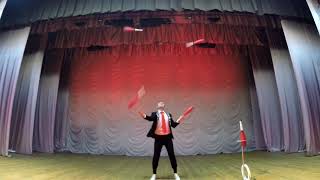 картинка: Антон Кобычев соло жонглер булавами