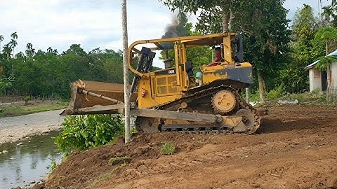 CAT D6R XL Bulldozer Operator Expertise in Quickly Leveling the Ground
