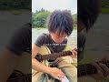 【2023年にバズった曲1位】川のど真ん中で弾き語りがヤバすぎた