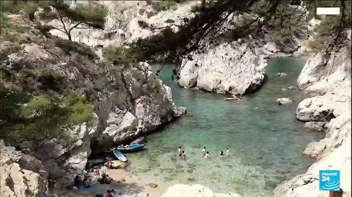 "Surtourisme" ou pics de fréquentation? La France veut s'attaquer au problème • FRANCE 24