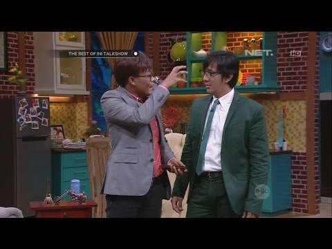 Bir qiz qattiq yaqin planda tishlab oladi Juda moslashuvchan qizlar har doim sexy video