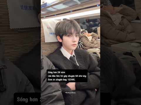 Video Tôi Được Ngồi Cạnh Một Chị Đẹp Trai || Tam Tam - 三三同学 - youtube