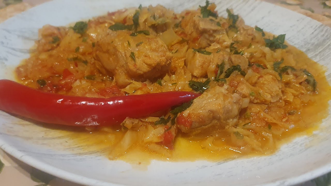 Cum prepari varză călită cu carne de porc – pas cu pas, rapid și gustos