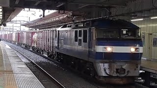 JR貨物EF210 121[新](新塗装・キャラ桃)+コキ20両が吉川美南駅1番線を通過するシーン(列番不明・コンテナ輸送) 2023.3.25