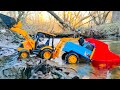 Грузовик упал с моста. Трактор и экскаватор JCB вытаскивает из реки игрушечные машинки