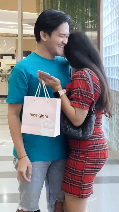 PRANK GANDENG TANGAN CEWE CANTIK MALAH DIPELUK #shorts #prank