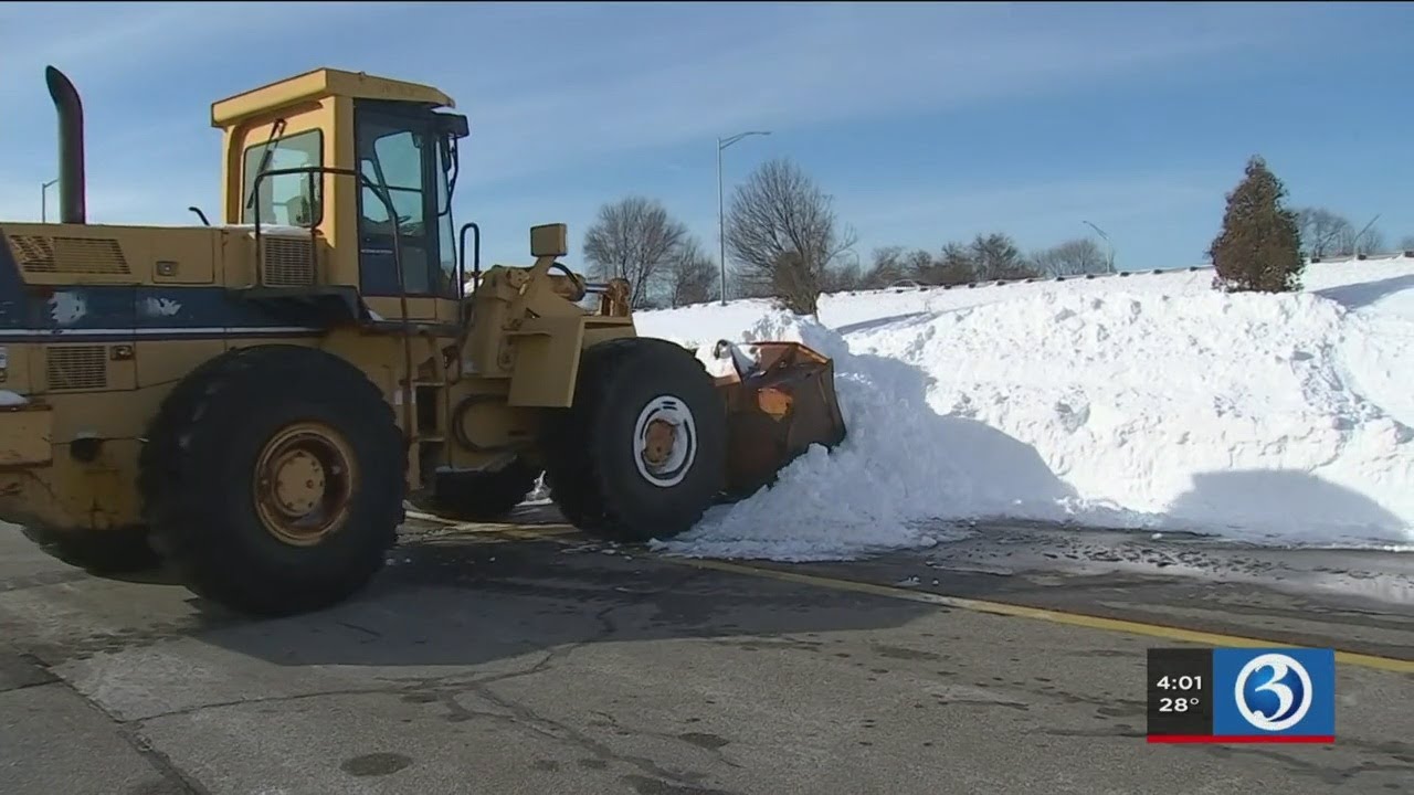 VIDEO: Southeast CT continues to dig out after Winter Storm Bobby - YouTube