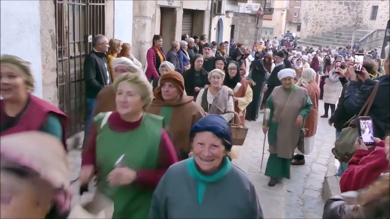 Recreación de llegada de Carlos V a Jarandilla de la Vera: ALDEANOS SE DIRIGEN A RECIBIR A CARLOS V