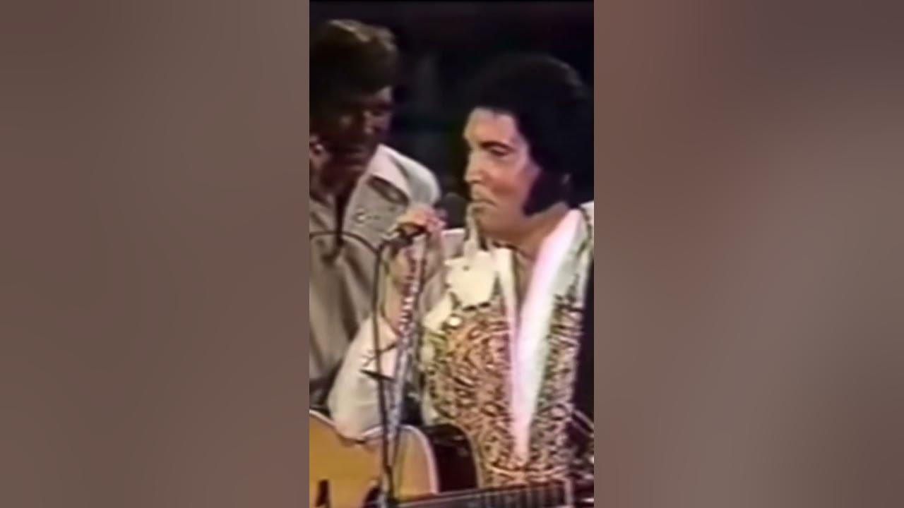 🔊 "Turn Around!!!!!!!"🔊 Have you ever seen this before?? Elvis plays it so cool 😎 #elvis #elvislove