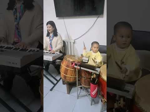 台下是个小孩童，天真活泼，台上演出时却一本正经，认真演奏，像个小大人#funny #cute - YouTube