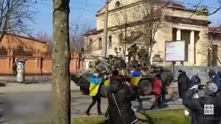 銃声響く中　ウクライナの住民が反露デモ行進　「うちに帰れ」
