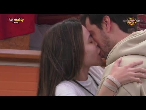 Bruna Gomes e Bernardo Sousa dão o primeiro beijo | Big Brother Famosos 2