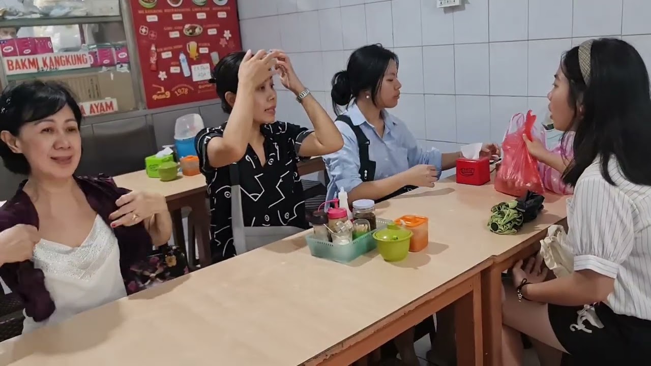 Makan mie kangkung di petak sembilan