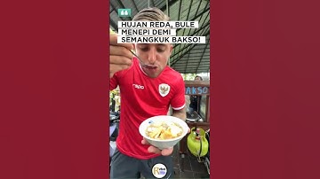 Hujan Reda, Bule Menepi Demi Semangkuk Bakso!  #shortsvideo #shorts  #reaksibule #bakso