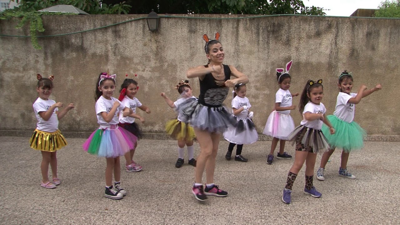 MADAGASCAR - I LIKE TO MOVE IT | ZUMBA KIDS, July Valenzuela - YouTube