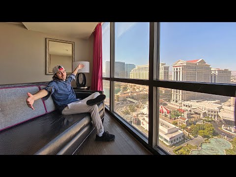 Inside the FLAMINGO! (the CHEAPEST hotel on the Las Vegas Strip💰)